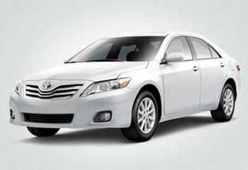 Прокат авто Toyota Camry білий на весілля у Львові